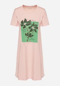 Born2be - Różowa Bawełniana Sukienka o Kroju Typu T-shirt Zdobiona Nadrukiem Nevolira. Okazja: na co dzień. Kolor: różowy. Materiał: bawełna. Wzór: aplikacja, nadruk. Styl: klasyczny, elegancki, casual #6