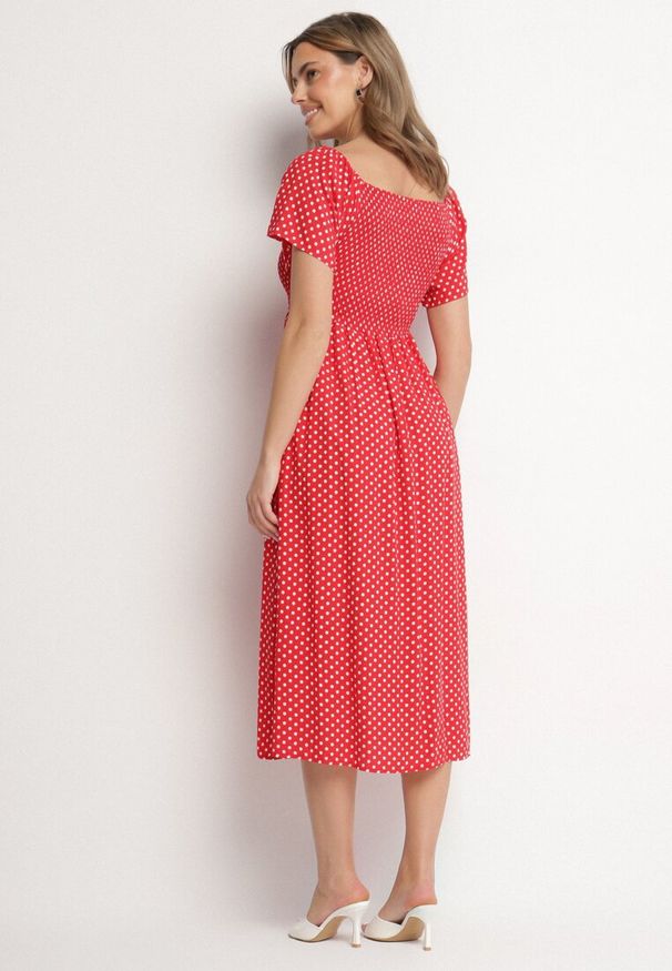 Born2be - Czerwona Sukienka z Bawełny o Rozkloszowanym Kroju w Kropeczki Lisadrisa. Okazja: na co dzień, na imprezę. Kolor: czerwony. Materiał: bawełna. Długość rękawa: krótki rękaw. Styl: casual, elegancki, klasyczny