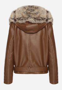 Born2be - Brązowa Kurtka Ramoneska z Odpinanym Kapturem i Futrem Aplonna. Kolor: brązowy. Materiał: futro. Sezon: zima, jesień. Styl: klasyczny #3