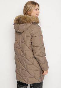 Born2be - Brązowa Pikowana Kurtka z Kapturem z Futerkiem Ruvite. Typ kołnierza: kaptur. Kolekcja: plus size. Kolor: brązowy. Materiał: futro #7