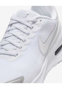Nike - NIKE AIR MAX NUAXIS Sneakersy damskie. Okazja: na co dzień, do pracy, na spacer. Kolor: biały. Materiał: guma, materiał. Szerokość cholewki: normalna. Model: Nike Air Max. Sport: turystyka piesza #4