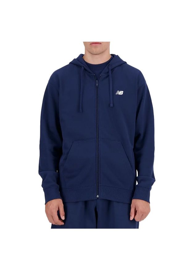 Bluza New Balance MJ41501NNY - granatowa. Typ kołnierza: kaptur. Kolor: niebieski. Materiał: dresówka, poliester, prążkowany, bawełna. Wzór: napisy. Styl: klasyczny