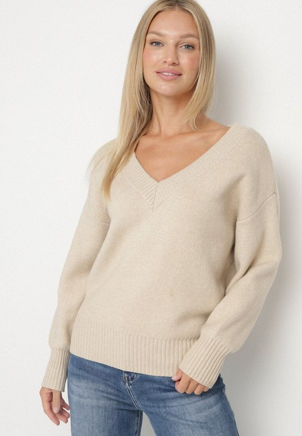 Born2be - Beżowy Sweter z Kaszmirem z Dekoltem w Serek Plenae. Okazja: na co dzień. Typ kołnierza: dekolt w serek. Kolor: beżowy. Materiał: kaszmir. Styl: klasyczny, casual, elegancki