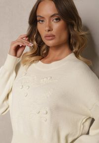 Renee - Jasnobeżowy Wiskozowy Sweter z Ozdobnym Tłoczeniem Harizelle. Okazja: do pracy. Kolor: beżowy. Materiał: wiskoza