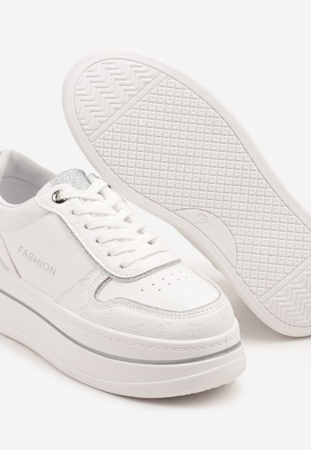 Renee - Biało-Srebrne Sneakersy na Platformie Ozdobione Brokatem i Napisem Udivoria. Okazja: na co dzień. Kolor: biały. Materiał: jeans. Wzór: aplikacja, napisy. Obcas: na platformie