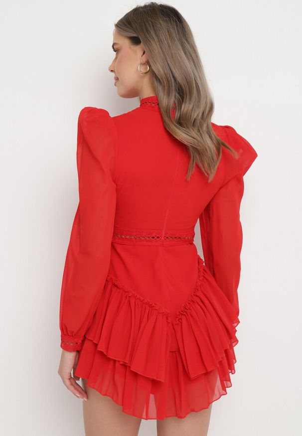 Born2be - Czerwona Rozkloszowana Sukienka Kombinezon Mini z Falbankami Gilha. Typ kołnierza: kołnierz z falbankami. Kolor: czerwony. Materiał: koronka. Wzór: aplikacja. Długość: mini