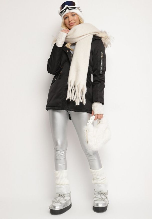 Born2be - Czarno-Beżowa Kurtka Parka z Futerkowym Odpinanym Zdobieniem przy Kapturze Inellae. Okazja: na co dzień. Kolor: czarny. Materiał: dzianina, jeans, futro. Wzór: aplikacja. Styl: casual, klasyczny, elegancki