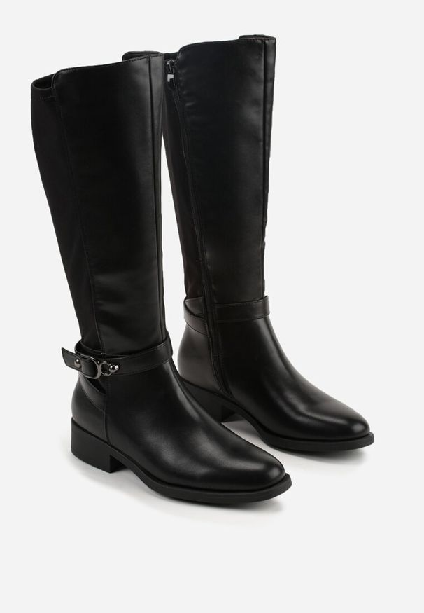 Renee - Czarne Kozaki w Stylu Oficerek Ozdobione Klamrami Otima. Okazja: na co dzień. Zapięcie: klamry. Kolor: czarny. Materiał: skóra, jeans. Wzór: aplikacja. Styl: casual, rockowy