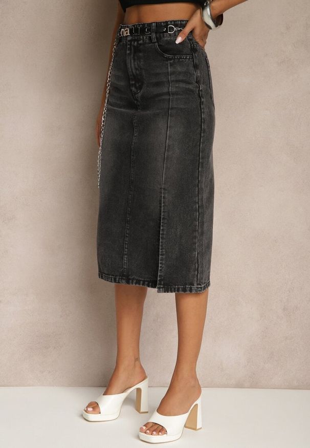 Renee - Czarna Jeansowa Spódnica z Bawełny z Łańcuchem Lilurea. Okazja: na co dzień. Kolor: czarny. Materiał: bawełna, jeans. Styl: klasyczny, elegancki, casual