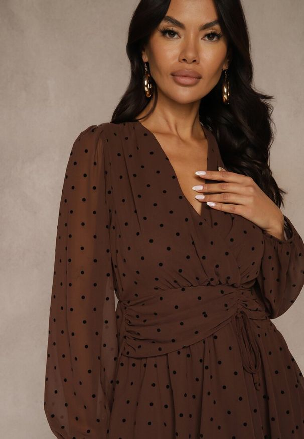 Renee - Ciemnobrązowa Rozkloszowana Sukienka w Kropki Ozdobiona Marszczeniem Liserra. Okazja: na imprezę. Kolor: brązowy. Wzór: aplikacja, kropki. Sezon: lato. Styl: klasyczny, elegancki