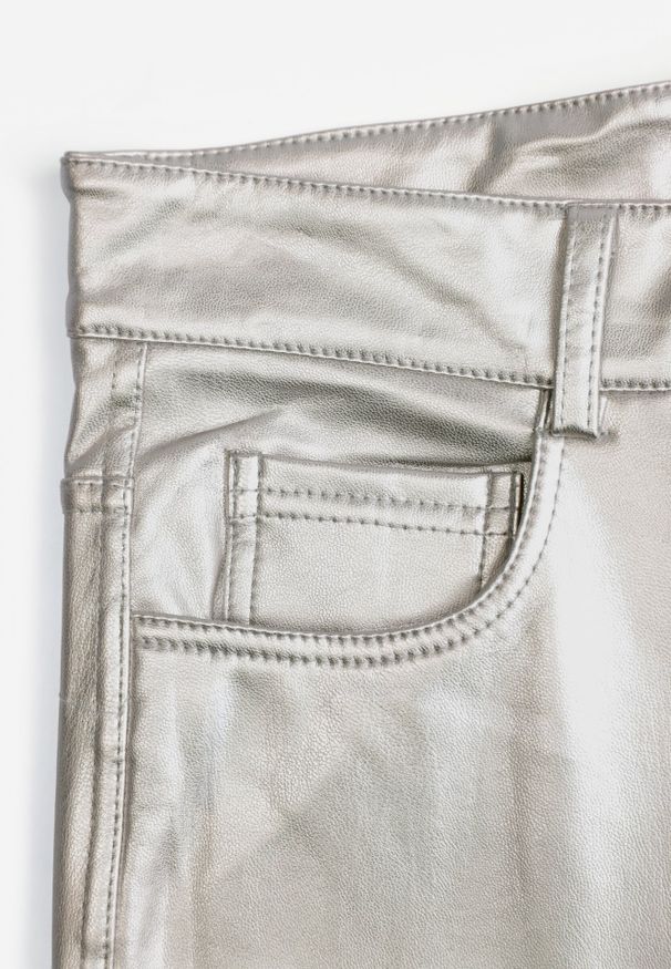 Renee - Srebrne Spodnie o Kroju Skinny z Ekoskóry Zorlemi. Okazja: na co dzień. Stan: podwyższony. Kolor: srebrny. Materiał: polar, koronka. Styl: elegancki, casual