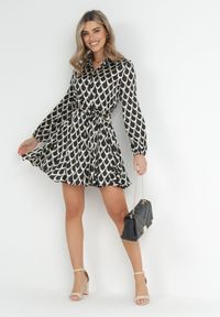 Born2be - Czarna Koszulowa Sukienka z Wiązanym Paskiem Atheneta. Kolor: czarny. Materiał: materiał. Wzór: nadruk. Typ sukienki: koszulowe #2