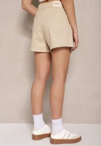 Renee - Beżowe Spódnico-Spodenki z Zakładką i Ozdobnymi Guzikami Finritia. Okazja: na co dzień. Stan: podwyższony. Kolor: beżowy. Styl: casual, elegancki
