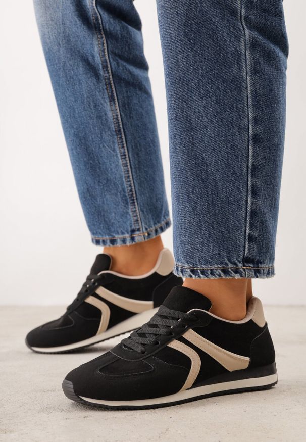 Born2be - Czarne Sneakersy Sportowe z Imitacji Zamszu z Geometrycznymi Wstawkami Shanoom. Okazja: na co dzień. Zapięcie: sznurówki. Kolor: czarny. Materiał: zamsz. Wzór: geometria