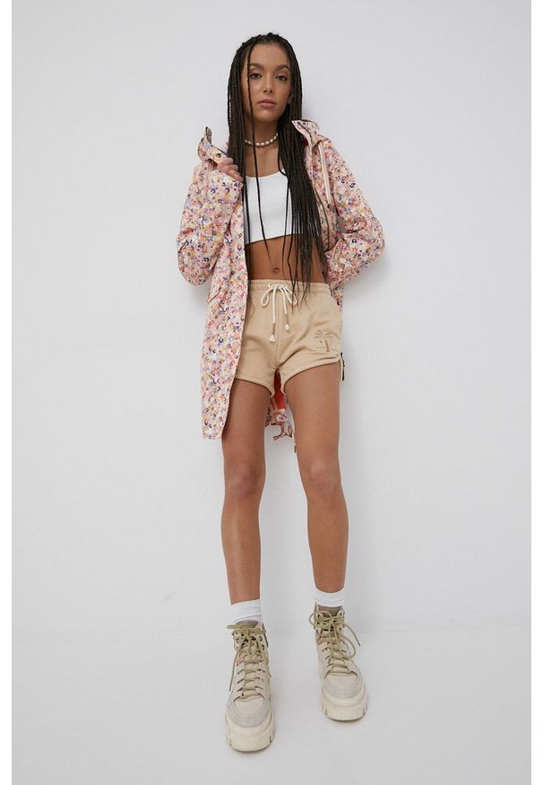 Femi Stories szorty Cassie damskie kolor beżowy z aplikacją high waist. Okazja: na co dzień. Stan: podwyższony. Kolor: beżowy. Materiał: dzianina. Wzór: aplikacja. Styl: casual