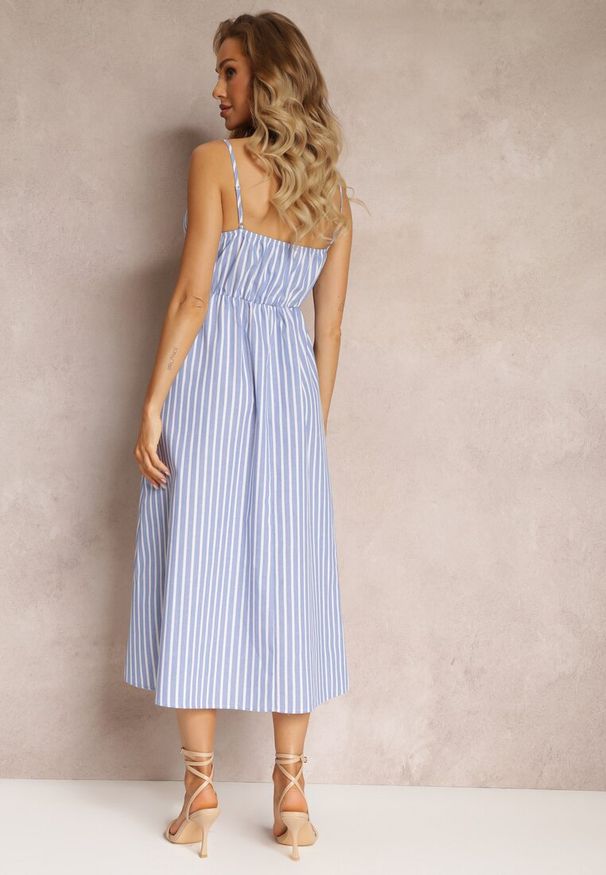 Renee - Niebieska Sukienka Midi w Paski Ozdobiona Guzikami Eimam. Kolor: niebieski. Długość rękawa: na ramiączkach. Wzór: paski, aplikacja. Długość: midi