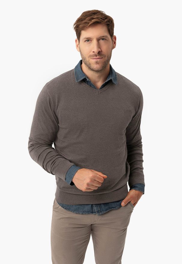 Volcano - Sweter z dekoltem w serek S-STIG. Typ kołnierza: dekolt w serek. Materiał: bawełna, dzianina. Wzór: ze splotem, aplikacja, haft, jednolity. Styl: klasyczny