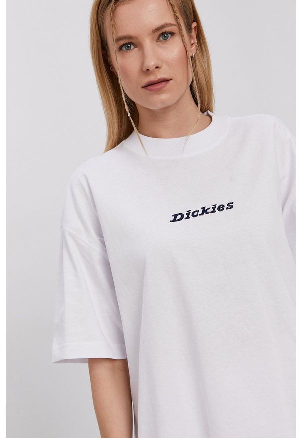 Dickies Sukienka kolor biały mini prosta. Okazja: na co dzień. Kolor: biały. Materiał: dzianina. Długość rękawa: krótki rękaw. Wzór: aplikacja. Typ sukienki: proste. Styl: casual. Długość: mini
