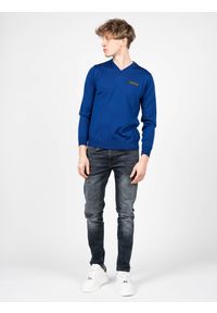 Plein Sport Sweter "Merino" | MPPS90181 | Mężczyzna | Niebieski. Okazja: na co dzień. Typ kołnierza: dekolt w serek. Kolor: niebieski. Materiał: wełna. Wzór: aplikacja. Styl: sportowy #1