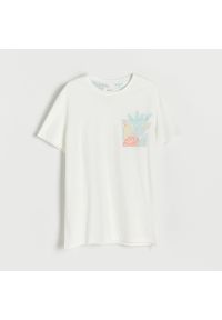 Reserved - T-shirt regular z roślinnym motywem - Kremowy. Kolor: kremowy
