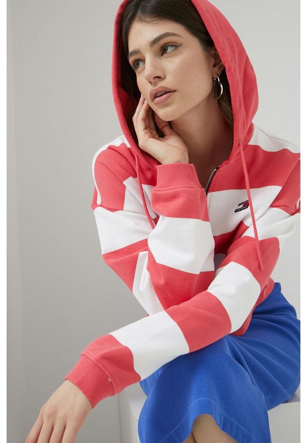 Tommy Jeans bluza bawełniana damska kolor różowy z kapturem wzorzysta. Typ kołnierza: kaptur. Kolor: różowy. Materiał: bawełna. Długość: krótkie. Wzór: aplikacja