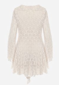 Renee - Beżowa Eteryczna Sukienka z Koronki z Falbankami i Wiązaniem Dianatta. Okazja: na co dzień. Typ kołnierza: kołnierz z falbankami. Kolor: beżowy. Materiał: koronka. Wzór: koronka. Styl: casual, elegancki, boho #2