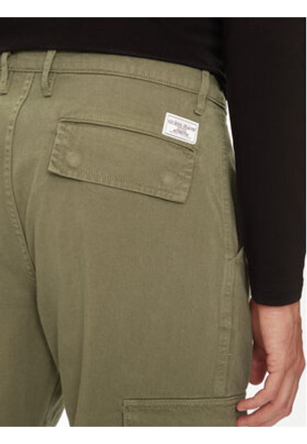 Guess Chinosy M4YB40 WGCV1 Khaki Regular Fit. Kolor: brązowy. Materiał: bawełna