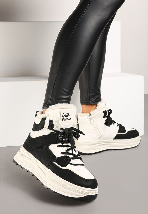 Born2be - Beżowo-Czarne Sneakersy Ocieplane na Płaskiej Podeszwie z Wysoką Cholewką Rialithra. Okazja: na co dzień, na spacer. Nosek buta: okrągły. Zapięcie: zamek, rzepy. Kolor: beżowy. Szerokość cholewki: normalna. Wzór: aplikacja. Wysokość cholewki: przed kolano. Materiał: jeans, futro. Sezon: zima. Obcas: na płaskiej podeszwie. Wysokość obcasa: niski. Sport: turystyka piesza