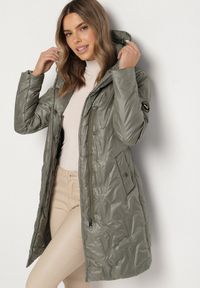 Born2be - Zielona Kurtka z Pikowanymi Przeszyciami Kapturem i Wiązanym Paskiem Erlexie. Okazja: na spotkanie biznesowe, na co dzień, do pracy, na spacer. Kolor: zielony. Materiał: dzianina, jeans. Styl: biznesowy, klasyczny, casual #2