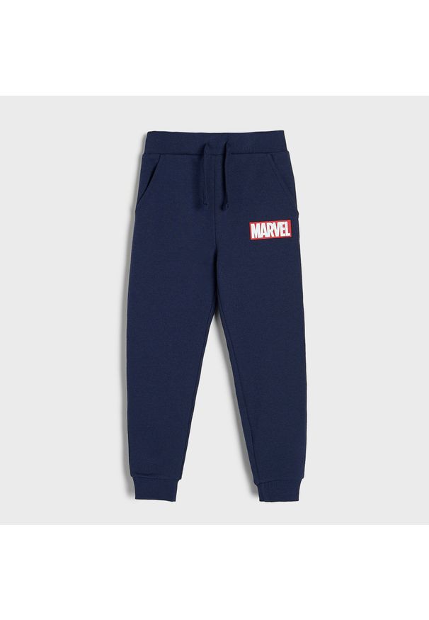 Sinsay - Spodnie dresowe jogger Marvel - Granatowy. Kolor: niebieski. Materiał: dresówka. Wzór: motyw z bajki
