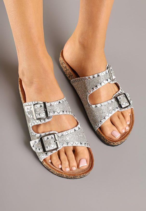 Renee - Srebrne Klapki Ozdobione Cyrkoniami i Klamrami Avelwia. Okazja: na co dzień. Kolor: srebrny. Materiał: jeans. Wzór: aplikacja. Sezon: lato. Styl: casual
