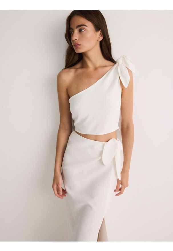 Reserved - Asymetryczny top z wiskozy - biały. Kolor: biały. Materiał: wiskoza. Długość: krótkie