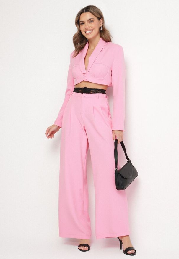 Born2be - Różowy Komplet Krótka Marynarka z Usztywnionymi Miseczkami i Szerokie Spodnie Liozana. Kolor: różowy. Materiał: koronka. Wzór: koronka