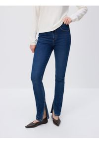 Reserved - Jeansy slim fit z rozcięciem - granatowy. Kolor: niebieski
