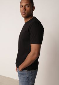 Born2be - Czarny Klasyczny T-shirt z Bawełną Zdobiony Minimalistycznym Nadrukiem Bornore. Okazja: na co dzień, do pracy. Kolor: czarny. Materiał: bawełna. Wzór: nadruk, aplikacja. Styl: klasyczny #6