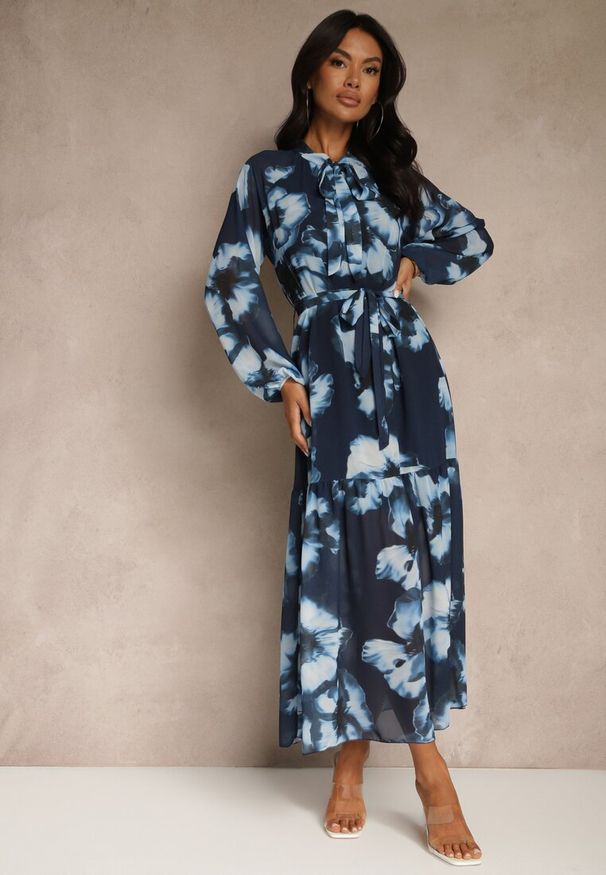 Renee - Granatowa Sukienka o Pudełkowym Kroju w Kwiatowy Wzór Ozdobiona Paskiem Acexia. Okazja: na co dzień, na spotkanie biznesowe, do pracy. Kolor: niebieski. Materiał: skóra. Wzór: aplikacja, kwiaty. Styl: biznesowy, casual, klasyczny