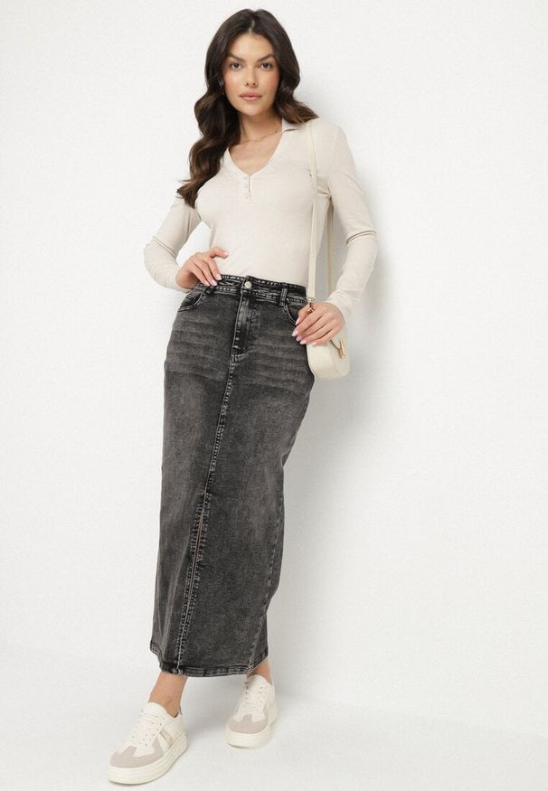Born2be - Czarna Spódnica Jeansowa o Ołówkowym Kroju Morreia. Okazja: na co dzień. Kolor: czarny. Materiał: jeans. Wzór: aplikacja. Styl: klasyczny, elegancki, casual
