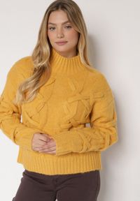 Born2be - Żółty Golf z Domieszką Wełny Zdobiony Oryginalnym Splotem Fedwira. Okazja: na co dzień, do pracy, na spotkanie biznesowe. Typ kołnierza: golf. Kolor: żółty. Materiał: wełna. Wzór: aplikacja, ze splotem. Sezon: zima, jesień. Styl: biznesowy, klasyczny, casual #5