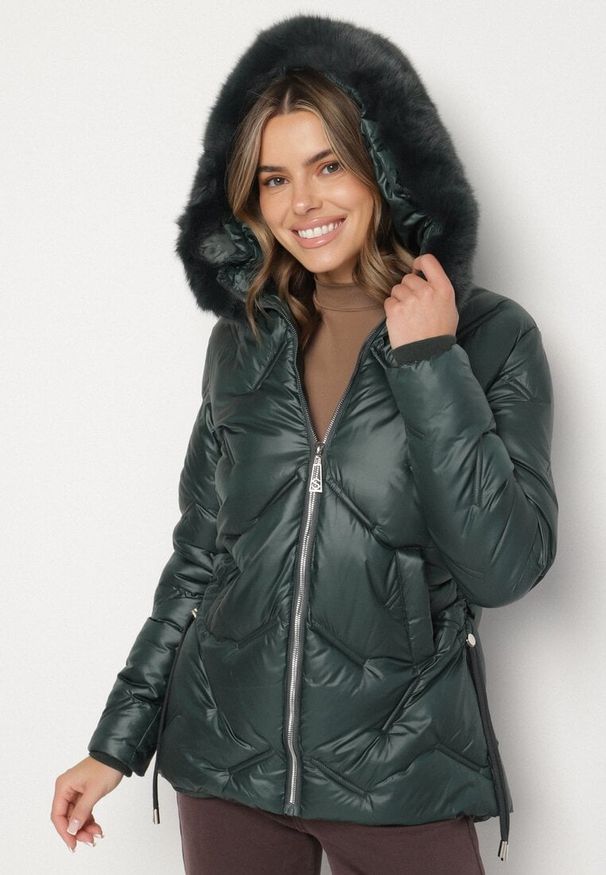 Born2be - Ciemnozielona Kurtka z Oryginalnym Pikowaniem i Kapturem z Futerkiem Nallisa. Okazja: do pracy, na co dzień, na spotkanie biznesowe. Kolor: zielony. Materiał: futro. Styl: casual, biznesowy