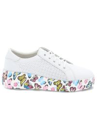 Białe Sneakersy Artiker Modne Obuwie Damskie Z Kolorową Podeszwą. Okazja: na co dzień. Kolor: biały. Materiał: materiał. Szerokość cholewki: normalna. Wzór: kolorowy #6