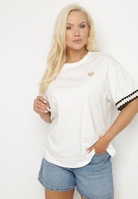 Born2be - Biały Bawełniany T-shirt o Kroju Oversize ze Zdobieniem przy Rękawach Milatia. Okazja: na co dzień. Kolor: biały. Materiał: bawełna. Wzór: aplikacja. Styl: elegancki, casual #4