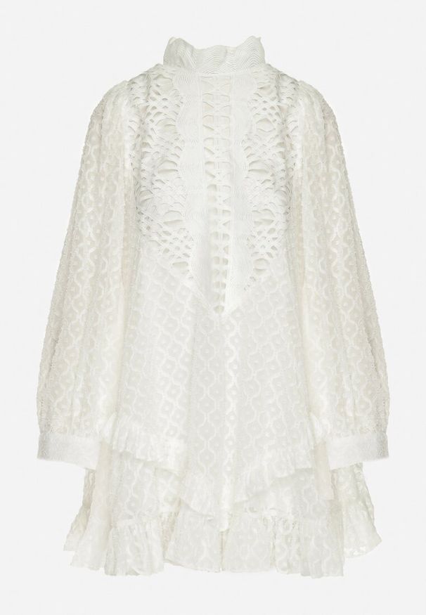 Born2be - Biała Trapezowa Sukienka Mini z Ażurowym Wzorem i Falbankami Virenia. Typ kołnierza: kołnierz z falbankami. Kolor: biały. Wzór: ażurowy. Typ sukienki: trapezowe. Długość: mini