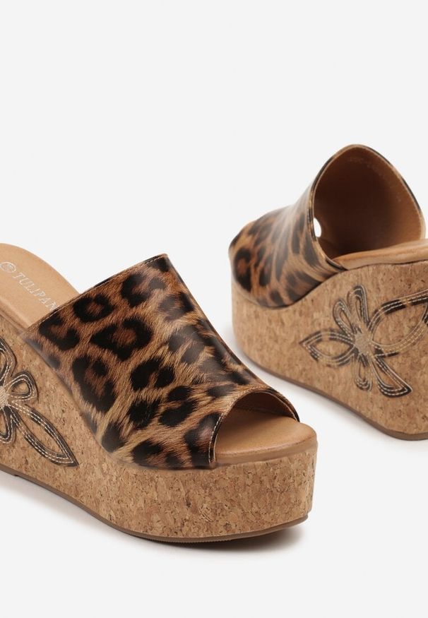 Renee - Panterkowe Klapki na Koturnie z Ozdobnym Kwiatem Rinovera. Okazja: na co dzień. Materiał: jeans. Wzór: kwiaty. Sezon: lato. Obcas: na koturnie. Styl: casual, elegancki