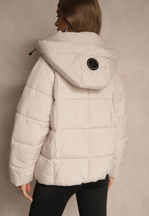 Renee - Beżowa Pikowana Kurtka o Fasonie Oversize z Kapturem Galadea. Okazja: na co dzień. Typ kołnierza: kaptur. Kolor: beżowy. Materiał: dzianina, jeans, poliester. Wzór: aplikacja. Sezon: zima. Styl: casual