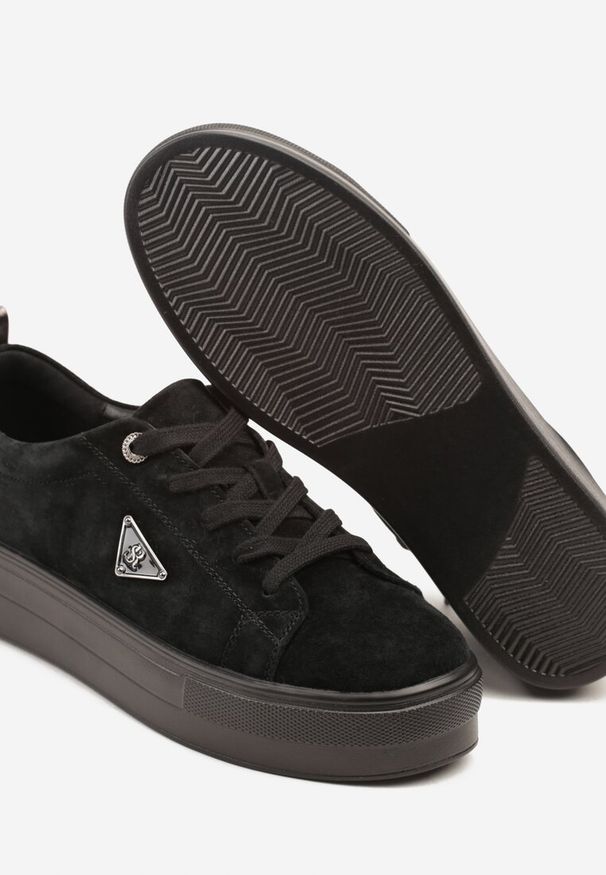 Renee - Czarne Sneakersy na Platformie z Zamszu Naturalnego Ozdobione Aplikacją Beliale. Okazja: na co dzień. Kolor: czarny. Materiał: zamsz. Wzór: aplikacja. Obcas: na platformie