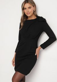 Born2be - Czarna Dopasowana Sukienka Koktajlowa Ozdobiona Kokardą i Rozcięciem na Linnaea. Okazja: na co dzień. Typ kołnierza: kokarda. Kolor: czarny. Wzór: aplikacja. Typ sukienki: dopasowane. Styl: wizytowy #1