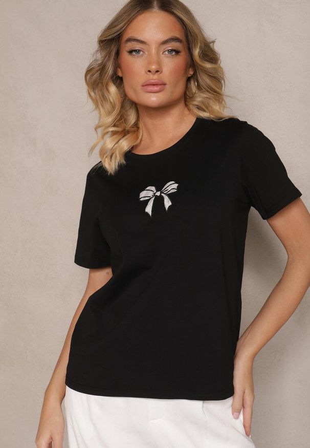 Renee - Czarna Bluzka z Bawełny z Motywem Kokardki Norimar. Okazja: na co dzień. Typ kołnierza: kokarda. Kolor: czarny. Materiał: bawełna. Długość rękawa: krótki rękaw. Długość: krótkie. Styl: klasyczny, casual, elegancki