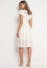 Born2be - Jasnobeżowa Rozkloszowana Sukienka z Bufiastymi Rękawami i Marszczoną Górą Vikkasha. Okazja: na co dzień. Kolor: beżowy. Typ sukienki: proste. Styl: elegancki, casual, retro #3