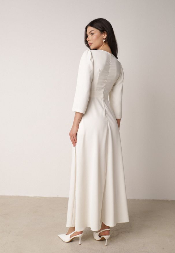 Born2be - Jasnobeżowa Kopertowa Sukienka Wieczorowa z Metaliczną Aplikacją w Talii Henalana. Okazja: na imprezę. Typ kołnierza: dekolt w serek. Kolor: beżowy. Wzór: aplikacja. Typ sukienki: kopertowe. Styl: wizytowy