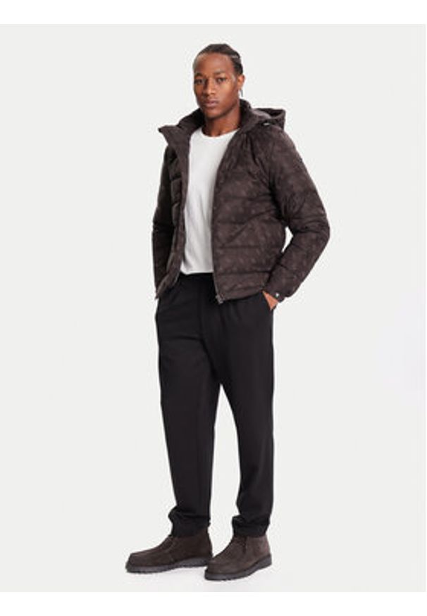 Guess Kurtka zimowa M5BL0B W2322 Brązowy Relaxed Fit. Kolor: brązowy. Materiał: syntetyk. Sezon: zima